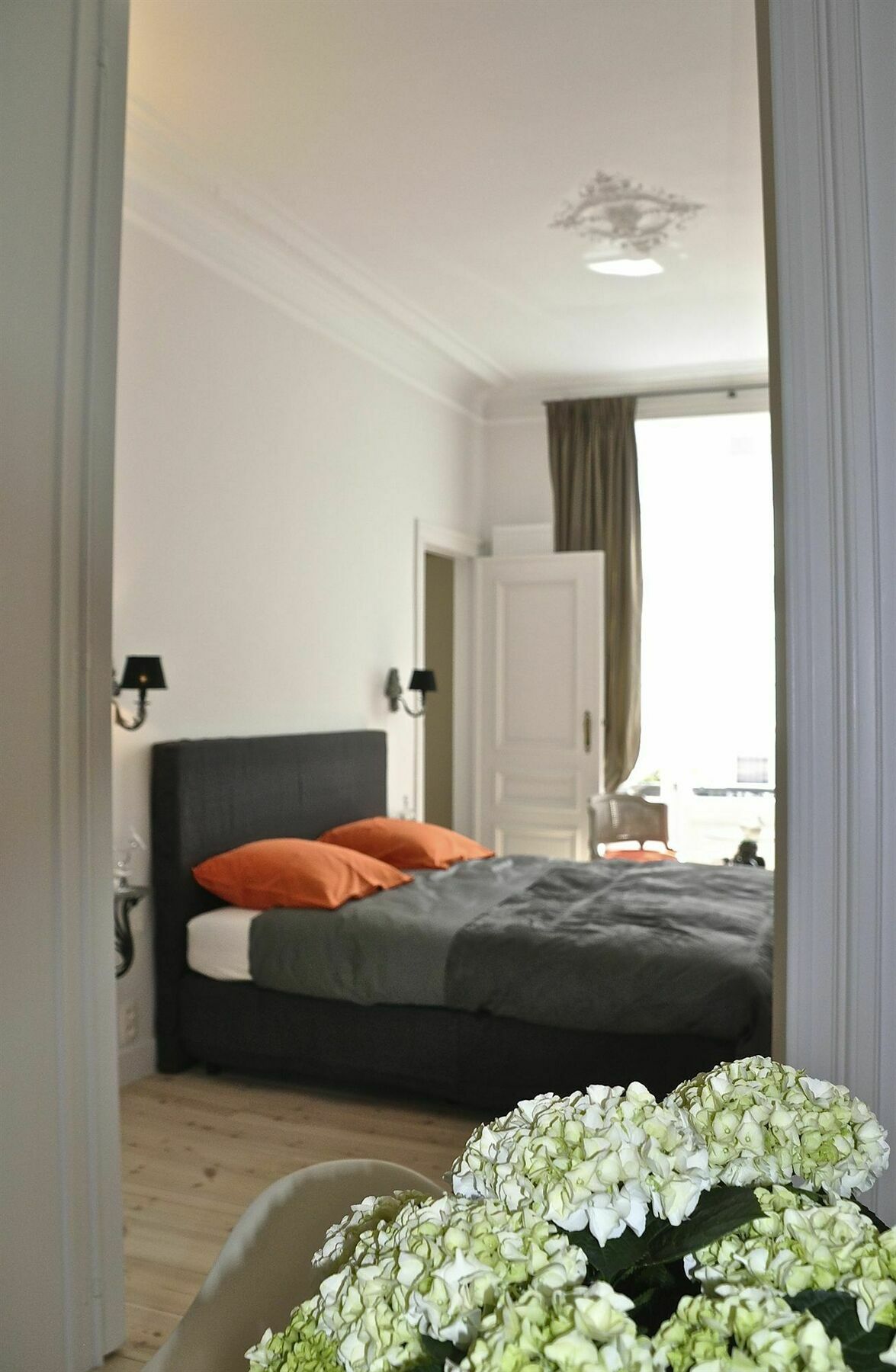 B&B Un Jardin En Ville Saint-Gilles Экстерьер фото